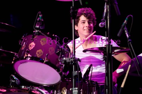 Justin Bieber copia a Nick Jonas en TODO Nick-jonas-tocando-la-bateria